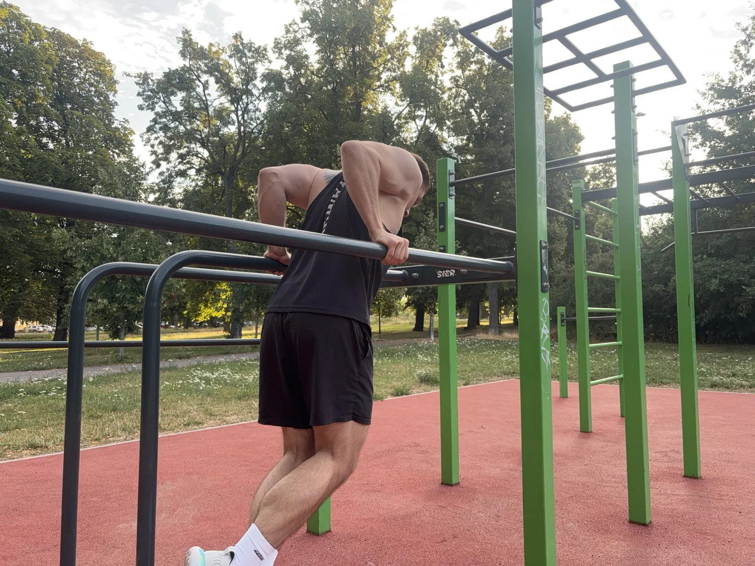 John Hilmer bei kontrollierten Dips an einer Outdoor-Anlage