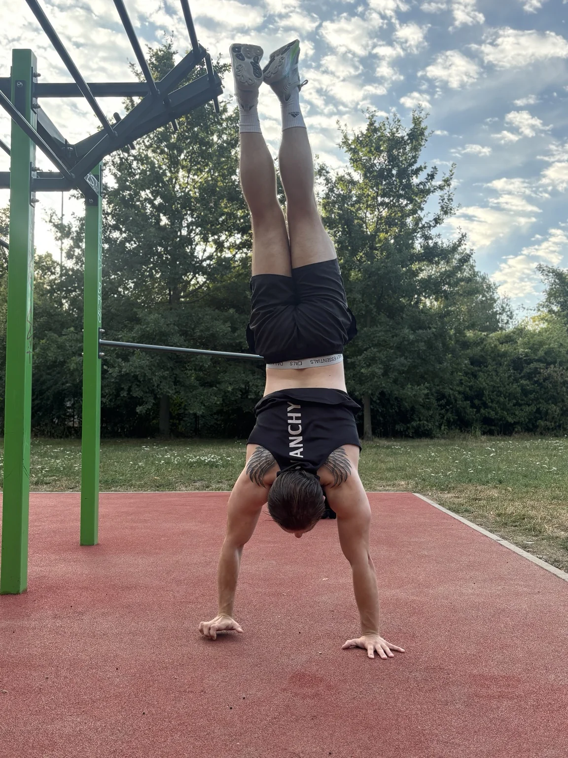 John Hilmer im Handstand auf einem Calisthenics-Platz
