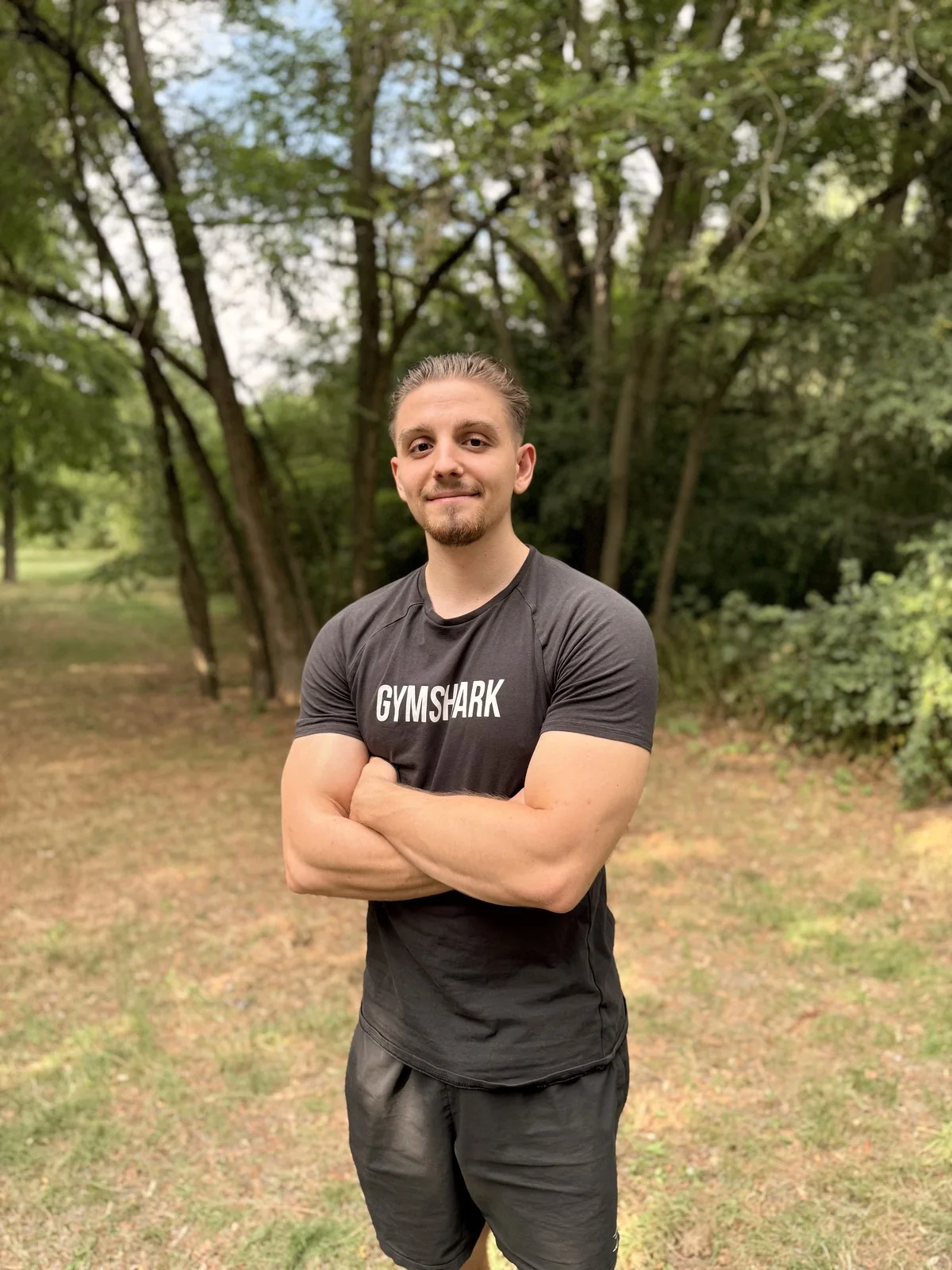 John Hilmer im sportlichen Outfit in einem Park
