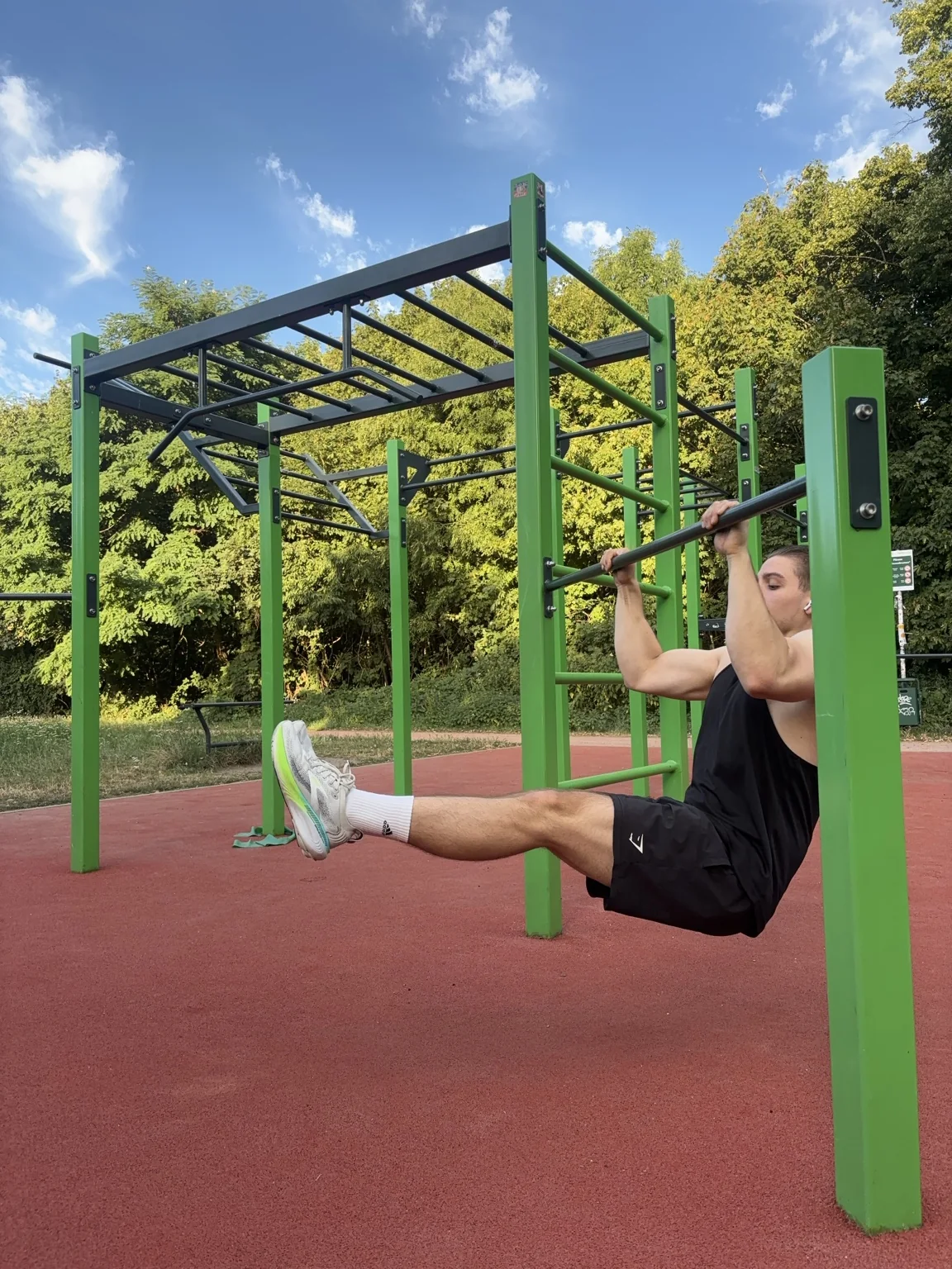 John Hilmer bei einer anspruchsvollen Klimmzugvariation mit gestreckten Beinen