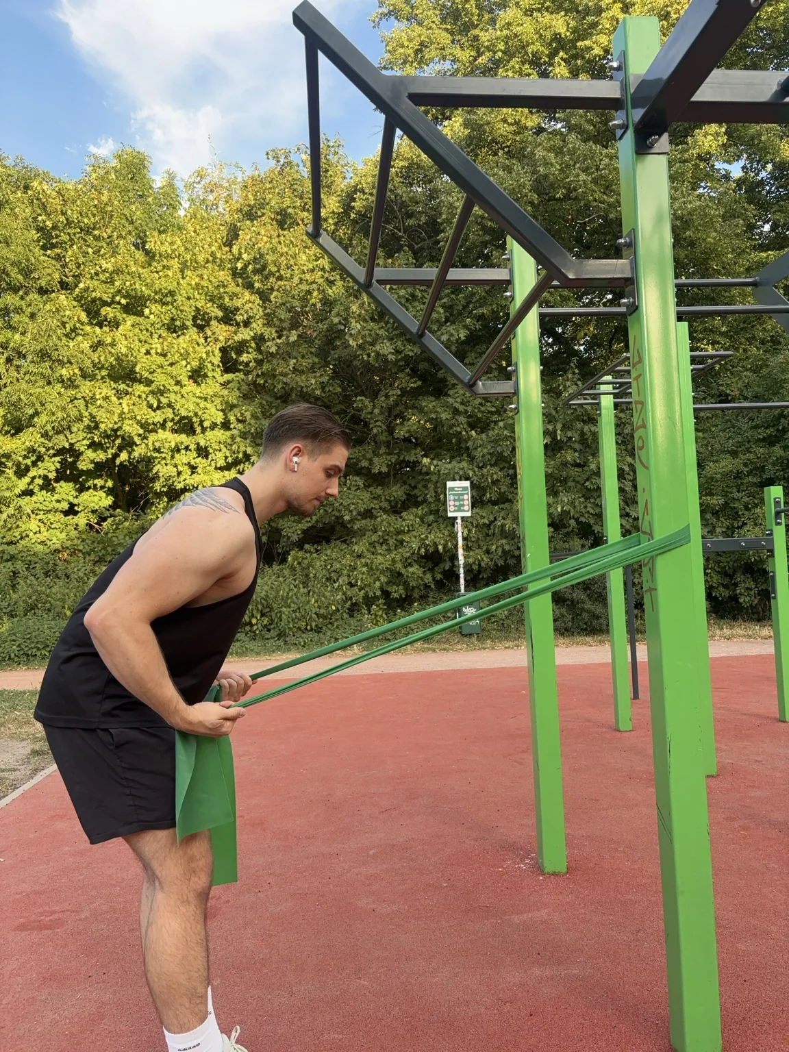 John Hilmer beim Training mit einem Theraband