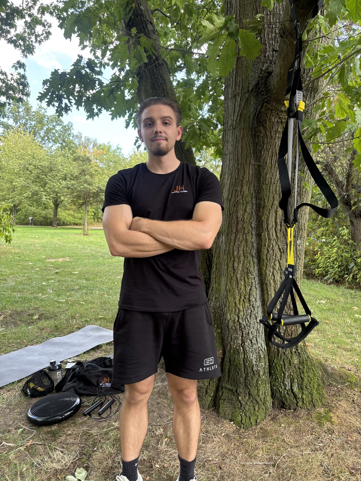 John Hilmer beim Outdoor-Training mit Trainingsausrüstung im Park