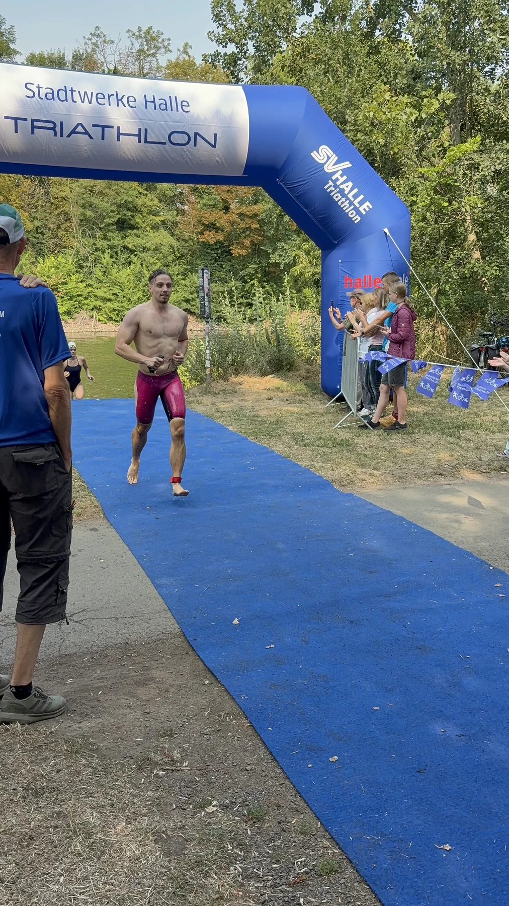John Hilmer unmittelbar nach dem Schwimmausstieg