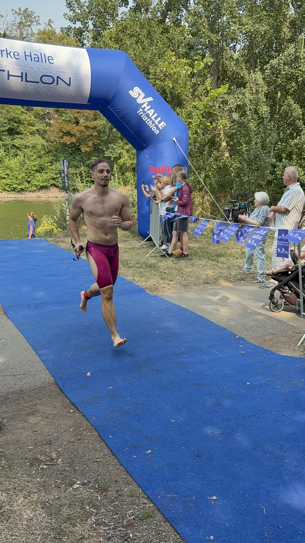 John Hilmer beim Stadtwerke Halle Triathlon nach dem Schwimmen
