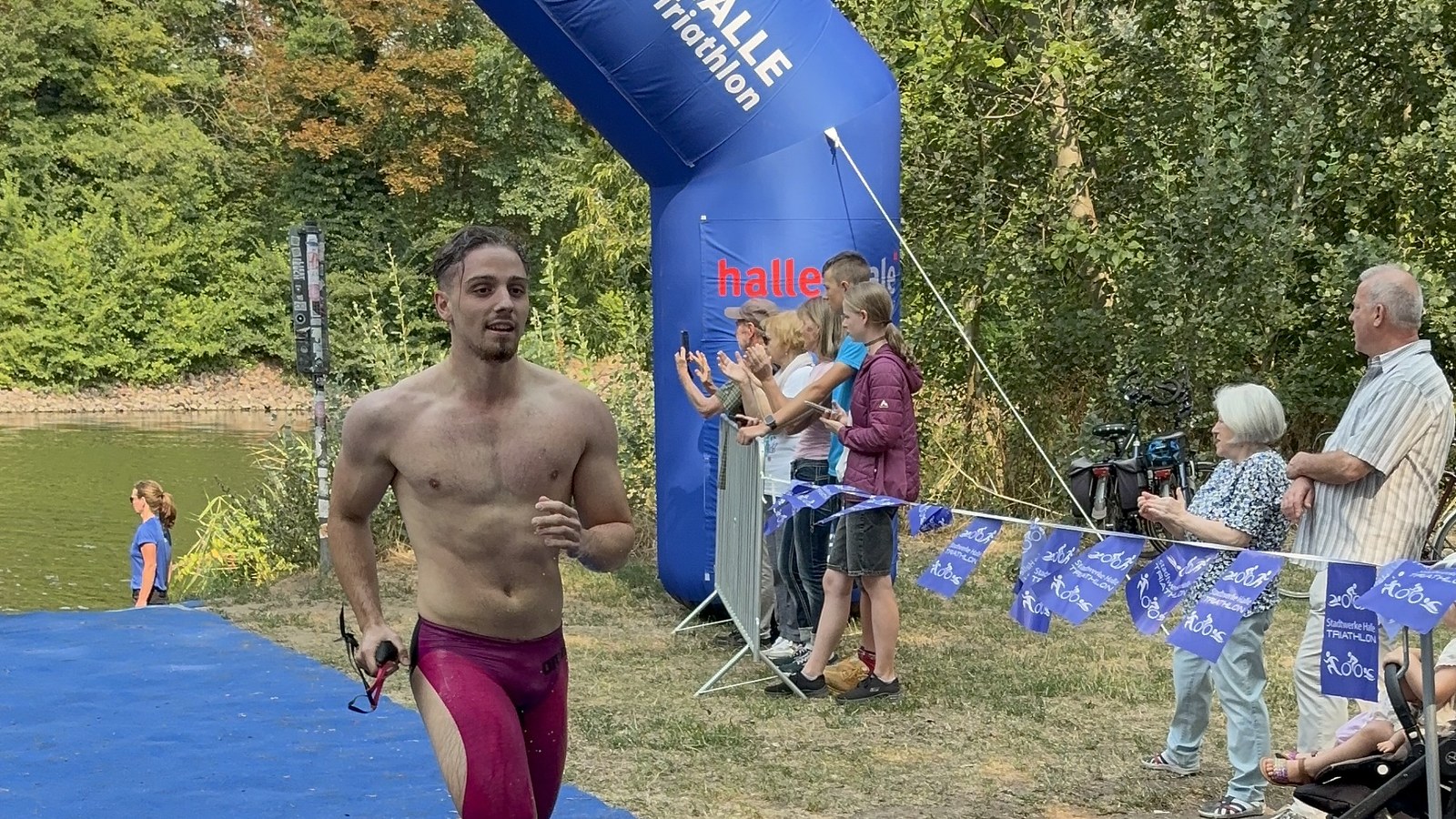 John Hilmer nach seinem Schwimmabschnitt beim Stadtwerke Halle Triathlon
